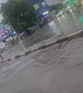 Heavy Rainfall Causes Flooding at Dansoman Junction, Disrupting Traffic Flow