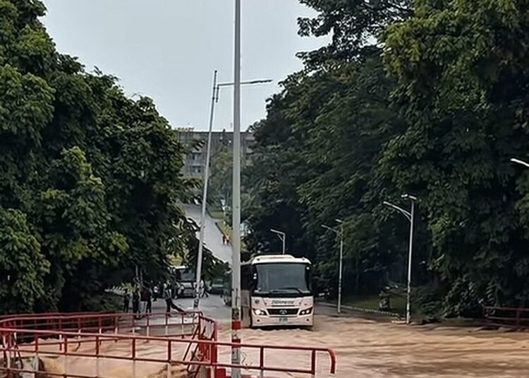 🚨 Flood Alert: KNUST–Mecca Road Bridge Submerged After Heavy Rain.